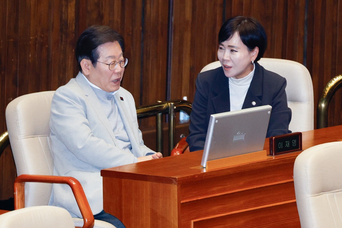 이재명 대통령의 더불어민주당 대표 시절 국회에서 함께 얘기를 나누는 전현희 의원 자료 사진 / 뉴스1