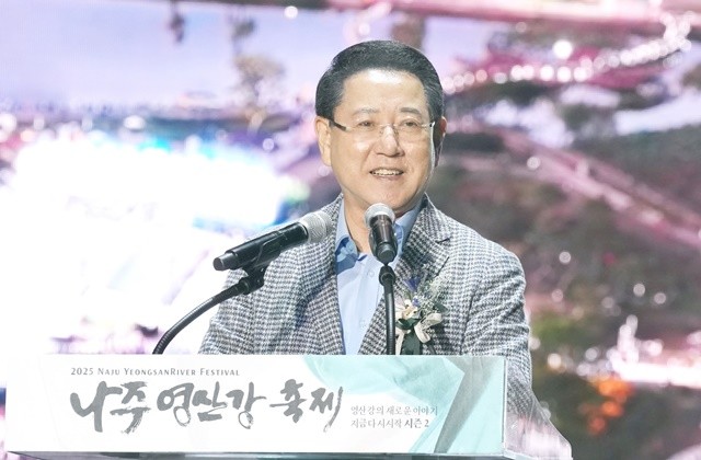 김영록 전라남도지사가 8일 나주 영산강정원 일원에서 열린 ‘2025 나주영산강축제 개막식’에 참석해 인사말을 하고 있다. / 전남도
