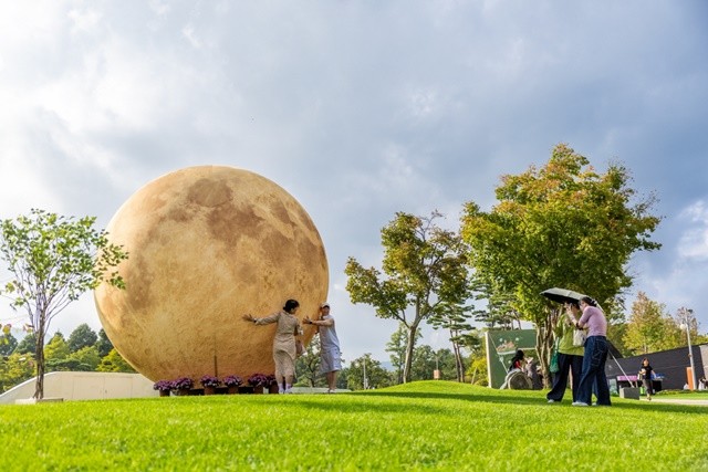 대형 보름달 포토존 앞에서 사진을찍는 가족 관람객