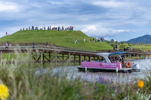 봉화언덕을 오르는 관람객들