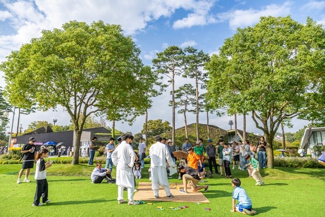 전통 윷놀이를 즐기고 있는 관람객들