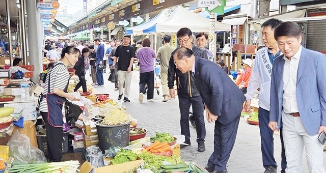 이개호 국회의원이 전통시장에서 제수용품을 구입하고 있다.