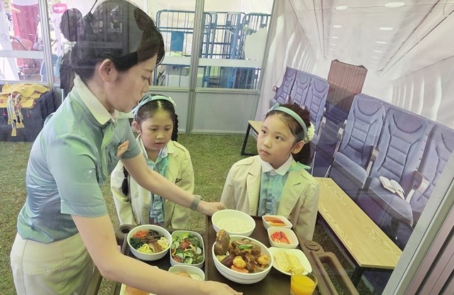 ‘2025 나주영산강축제장’에 마련된 ‘키자니아 직업체험관’에서 어린이들이 승무원 체험을 하고 있다.