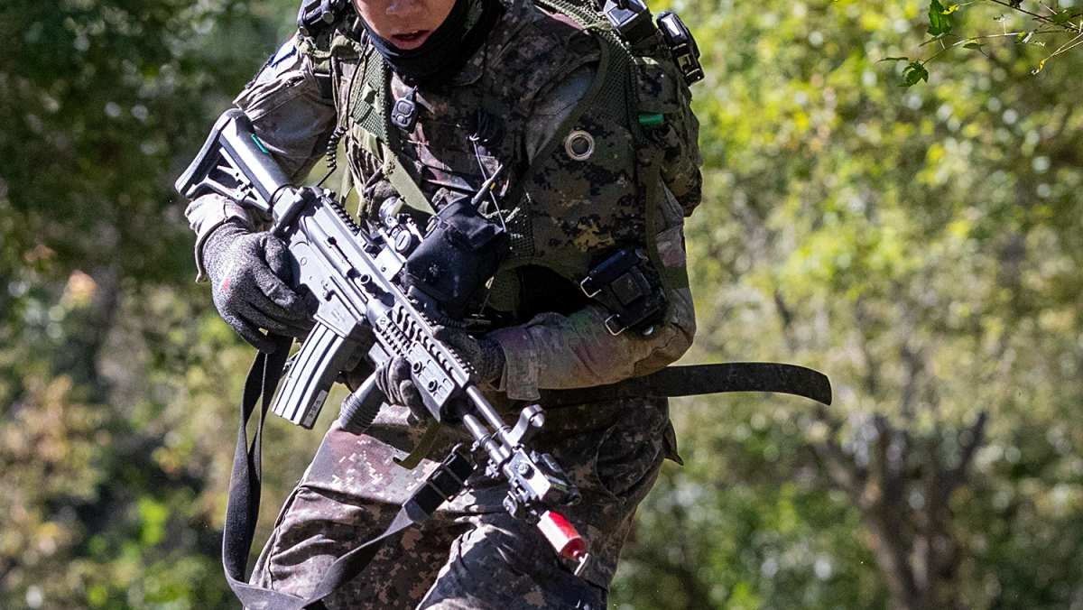 자료사진. 산악지역 교장에서 상대팀의 공격을 피해 기동하고 있는 한국군 장병의 모습. / 육군 제공-뉴스1