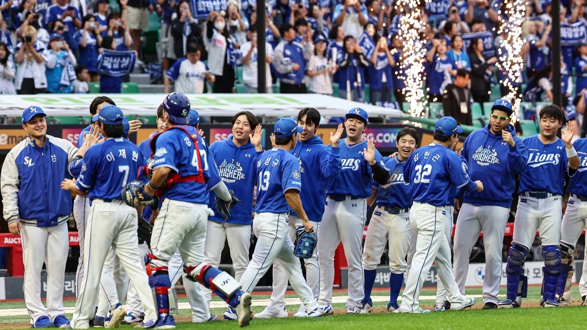 9일 오후 인천 SSG 랜더스필드에서 열린 프로야구 2025 신한 SOL뱅크 KBO 준플레이오프 1차전 삼성 라이온즈와 SSG 랜더스의 경기, 삼성 선수들이 5대2 승리 후 기쁨을 나누고 있다. / 뉴스1