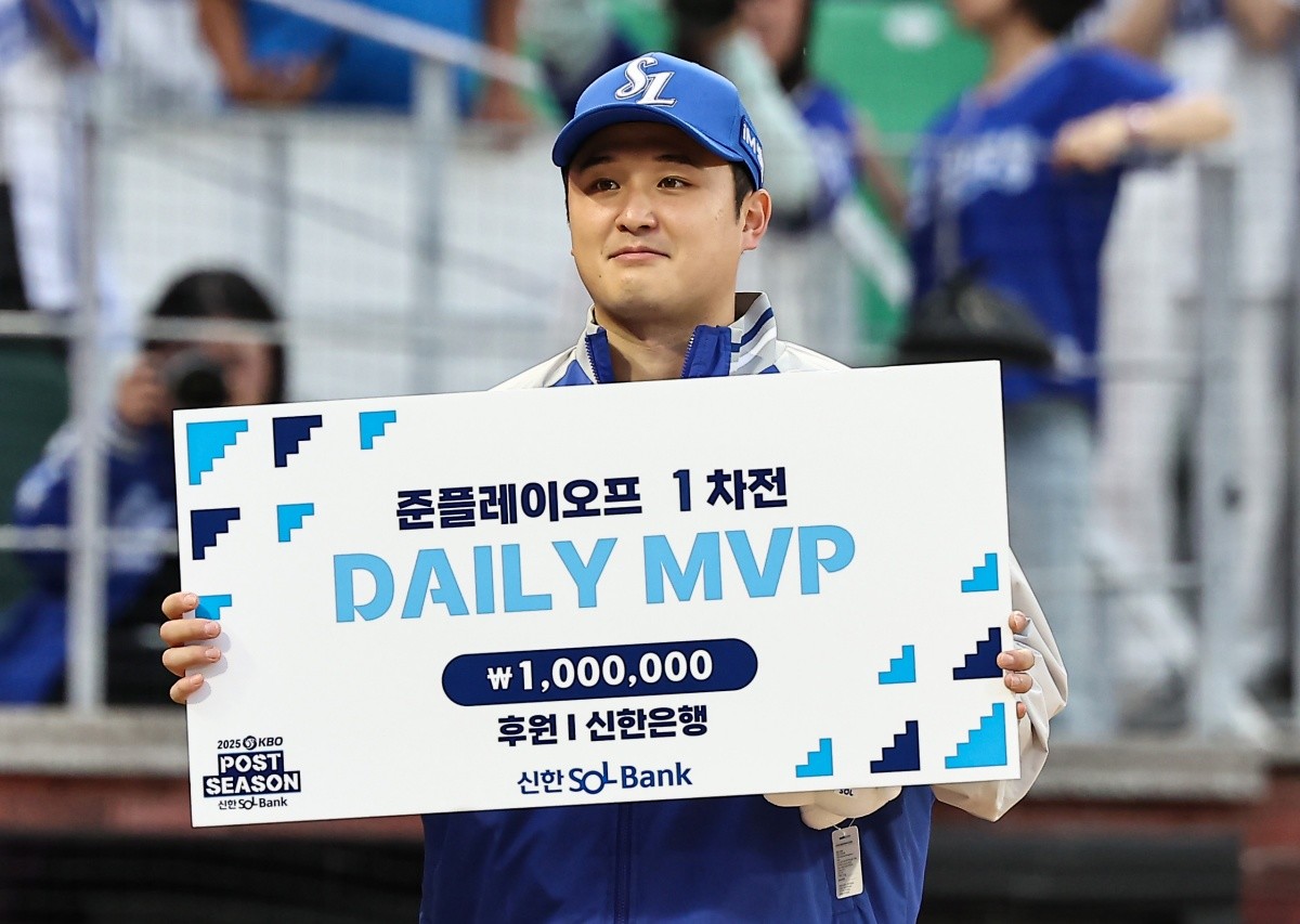 9일 오후 인천 SSG 랜더스필드에서 열린 프로야구 2025 신한 SOL뱅크 KBO 준플레이오프 1차전 삼성 라이온즈와 SSG 랜더스의 경기, 데일리 MVP를 받은 삼성 선발투수 최원태가 기념 촬영을 하고 있다. / 뉴스1