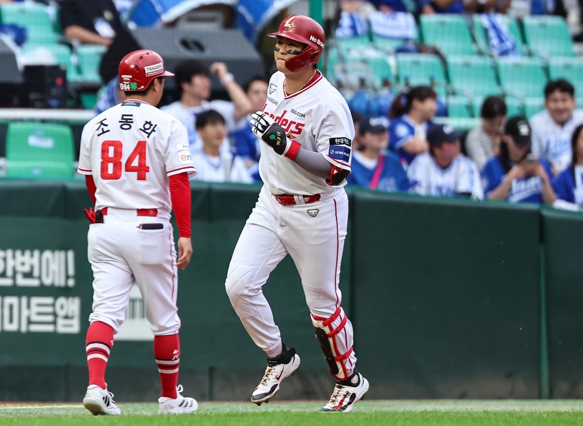 9일 오후 인천 SSG 랜더스필드에서 열린 프로야구 2025 신한 SOL뱅크 KBO 준플레이오프 1차전 삼성 라이온즈와 SSG 랜더스의 경기, 7회말 1사 1루 상황에서 SSG 고명준이 2점 홈런을 치고 그라운드를 돌고 있다. / 뉴스1