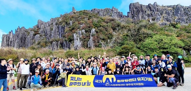 강기정 광주광역시장이 무등산국립공원 정상 개방 행사가 열린 9일 오전 지왕봉 앞에서 시민들과 함께 국가AI컴퓨팅센터 광주 유치와 유네스코 세계지질공원 재인증을 기원하며 기념촬영을 하고 있다. / 노해섭 기자