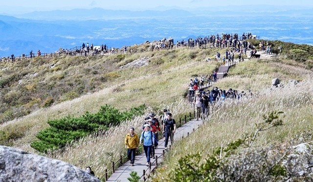 강기정 광주광역시장이 9일 오전 무등산 정상 개방 행사에 참여해 김이강 서구청장 등 시민들과 서석대에서 지왕봉 정상구간을 오르고 있다./광주시 제공