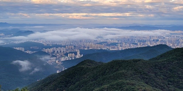무등산 정상에서 바라본 광주시가지가 운해에 휩싸여 장관을 이루고 있다.
