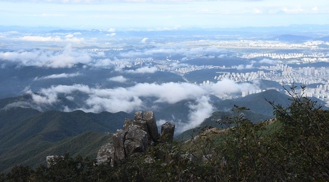 무등산 정상에서 내려다본 광주 도심이 흰 운해에 잠겨 신비로운 풍경을 자아낸다. / 노해섭 기자