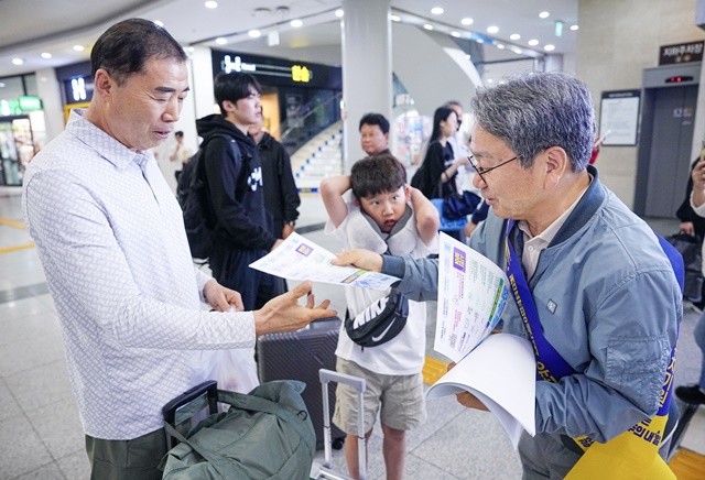강기정 광주광역시장이 지난3일 오후 서구 유·스퀘어 종합버스터미널에서 귀성객들에게 추석 명절 인사를 전하며 국가AI컴퓨팅센터 유치 캠페인을 벌이고 있다./광주광역시 제공