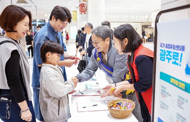 강기정 광주광역시장이 지난3일 오후 서구 유·스퀘어 종합버스터미널에서 귀성객들에게 추석 명절 인사를 전하며 국가AI컴퓨팅센터 유치 캠페인을 벌이고 있다./광주광역시 제공