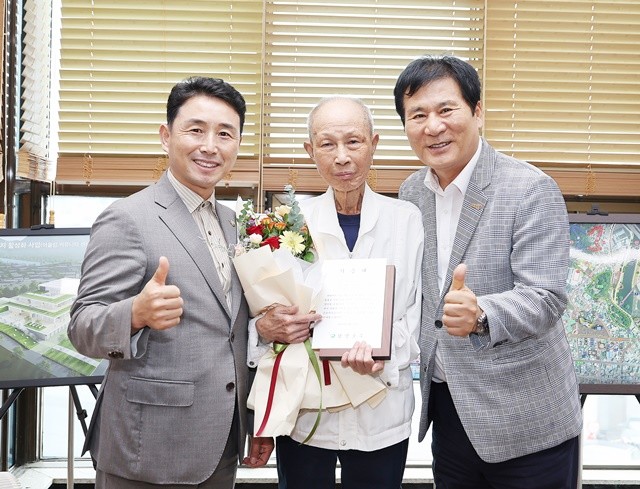 이남오 함평군의회 의장, 한길종 씨, 이상익 함평군수(왼쪽부터)가 기념촬영을 하고 있다.