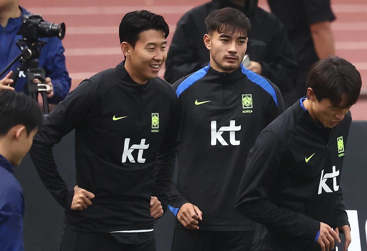 손흥민, 옌스 카스트로프 등 한국 축구 국가대표팀이 지난 7일 오후 경기도 고양시 일산서구 고양종합운동장 보조구장에서 열린 팬 오픈 트레이닝 행사에서 몸을 풀고 있다. 한국 축구대표팀은 오는 10일 오후 8시 서울월드컵경기장에서 브라질과 평가전을 치른 뒤 14일 파라과이와 맞붙는다 / 뉴스1
