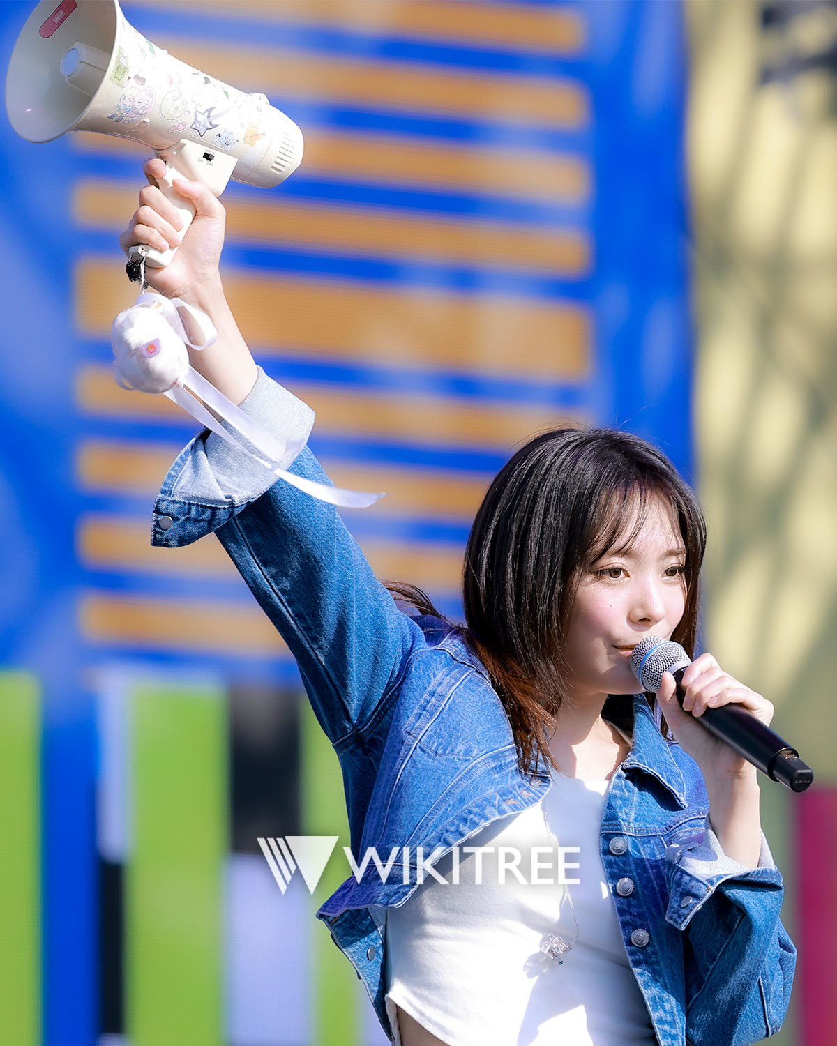 QWER 시연이 26일 부산국제록페스티벌 1일차 리버 스테이지에서 고민중독을 부르고 있다. / 권혁재 PD