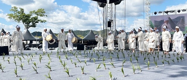 지역 향토 문화유산 ‘동강봉추들노래’ 공연이 주무대에서 펼쳐져 사라져가는 전통문화의 의미를 되새겼다,