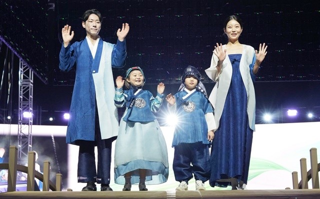 천연염색 전통기법과 현대 패션을 결합한 ‘천연염색 패션쇼’가 방문객들의 눈길을 사로잡았다.