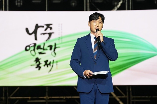 배우 원기준이 ‘뮤지컬 빅쇼’ 특별 진행자로 나서 재치있는 진행으로 축제장 방문객들에게 추억을 선물했다.