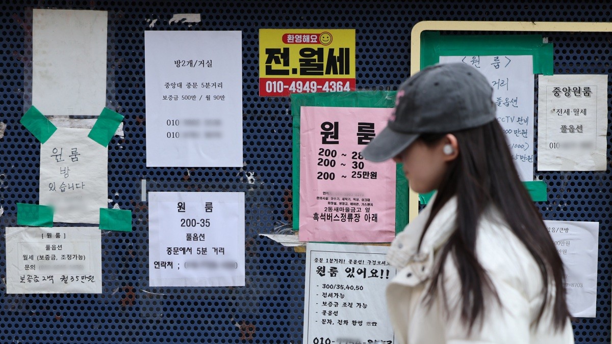 한 대학가 인근 게시판에 원룸 세입자를 구하는 안내문이 붙어 있다. / 뉴스1