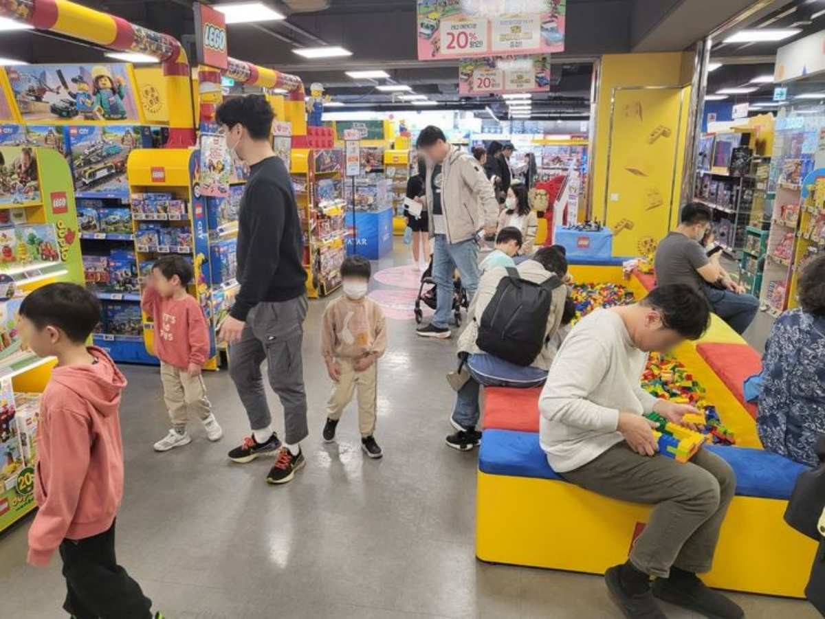 롯데마트 토이저러스는 '해피 토이저러스 데이'를 열고 대규모 완구 할인 행사를 진행한다. / 롯데마트 제공