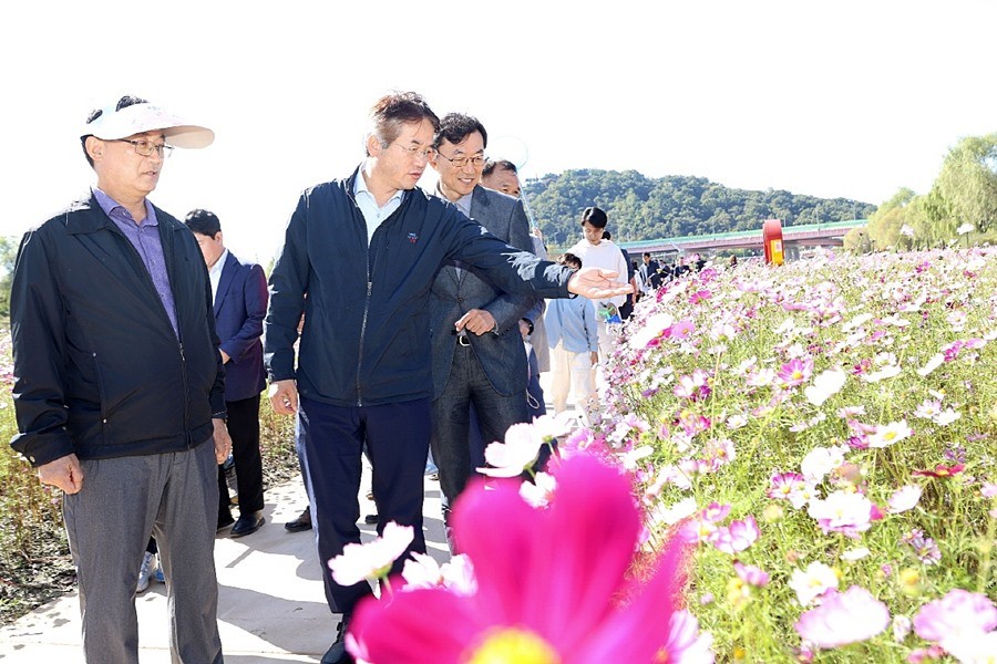 시민들과 함께 창릉천 코스모스 꽃밭을 둘러보는 이동환 고양특례시장(2023 창릉천 코스모스 축제)