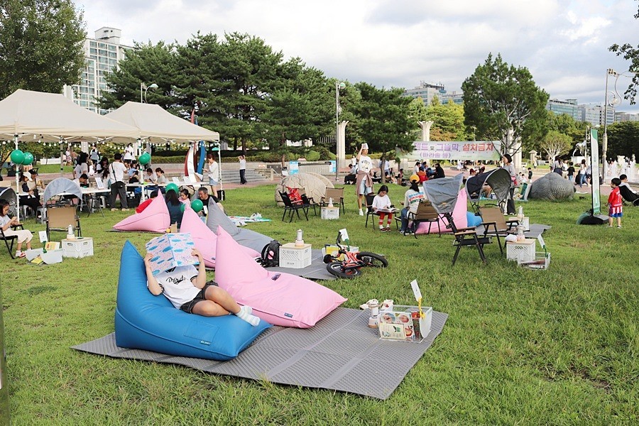 지난달 일산 호수공원 노래하는 분수대 주변에 열린 야외도서관 ‘책, 밖으로’
