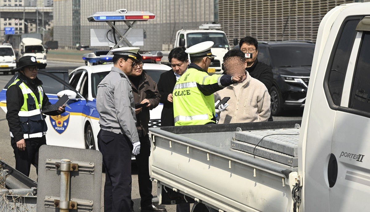 고속도로순찰대가 적재물 불량 탑재 차량을 단속 중인 모습 / 뉴스1