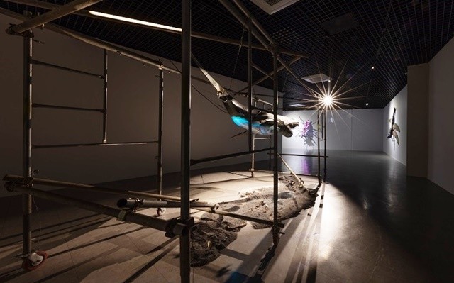 제1전시실, 조각가 김숙빈 작가의 환경오염 관련 작품 전시