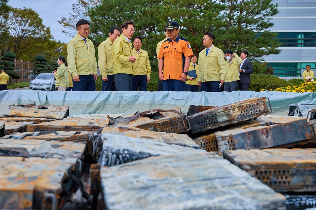 이재명 대통령이 10일 대전 유성구 국가정보자원관리원 화재 현장을 찾아 소방 관계자와 대화를 나누고 있다. / 뉴스1 (대통령실 제공)