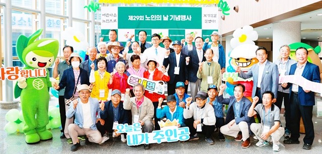 보성군은 지난 2일 보성군문화예술회관에서 어르신 모두가 함께 즐기고 공감할 수 있는 제29회 노인의 날 기념행사’를 성황리에 개최했다.
