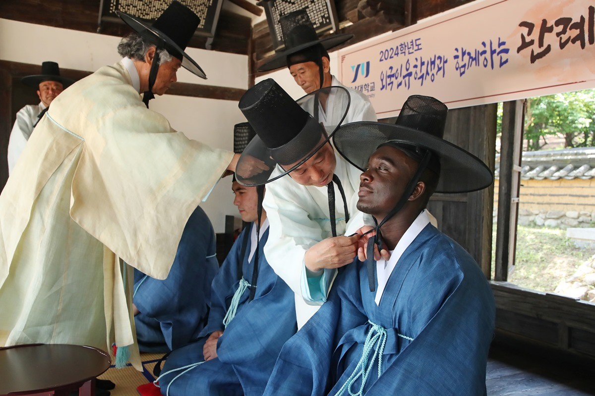 한국 전통 성년식 체험에서 갓을 쓰고 있는 외국인 유학생들 / 뉴스1