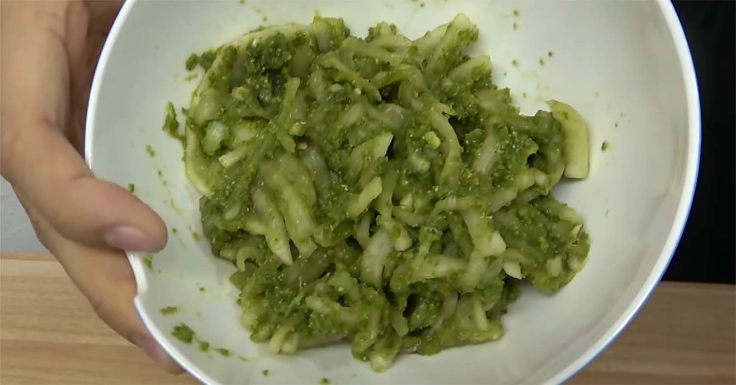 초록 고춧가루로 만든 무생채. / '코코보라' 유튜브