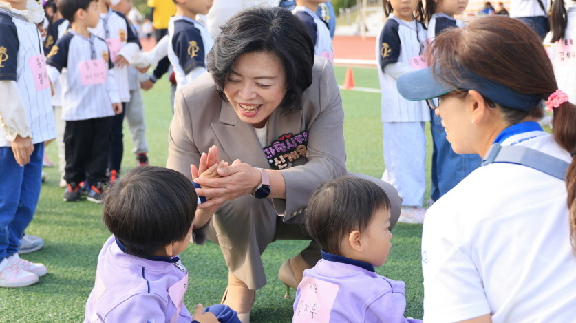 신계용 과천시장이 2024년 10월 열린 어린이집 한마음체육대회에서 아이들과 인사를 나누고 있다. / 과천시