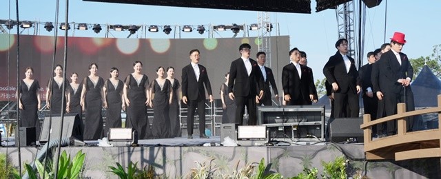 나주시립합창단이 주무대에 올라 ‘뮤지컬&라틴삼바’ 공연을 선보이며 관괙들에게 환상의 하모니를 선사했다.