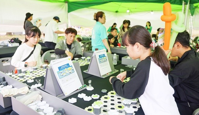 ‘2025 나주영산강축제’ 상시 운영하는 보드게임존이 가족단위 관람객에게 큰 인기를 얻고 있다.