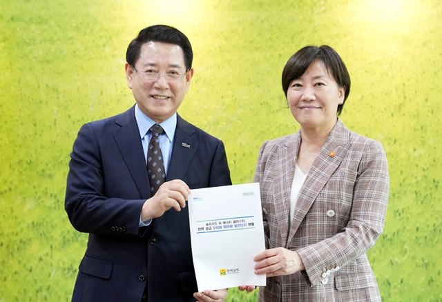 김영록 전라남도지사가 10일 오후 정부 세종청사에서 송미령 농림축산식품부 장관과 면담을 갖고 전남 주요 현안 사업에 대해 건의를 하고 있다.