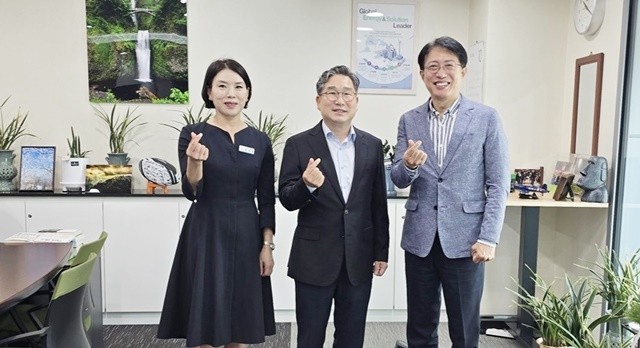 강상구 나주시 부시장(가운데)이 안중은 한국전력 경영관리본부장(오른쪽)을 만나 지역경제 활성화를 위한 상생체계 구축에 함께 하기로 했다.