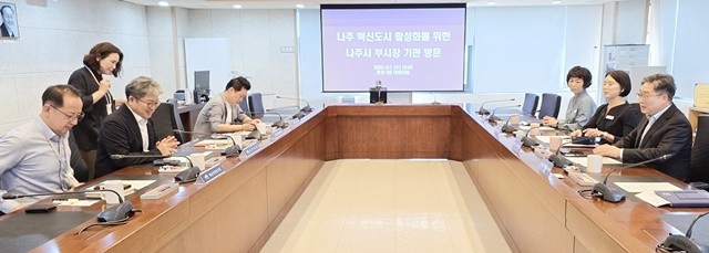 강상구 나주시 부시장(오른쪽 첫 번째)이 한국문화예술위원회를 방문해 송시경 사무처장(왼쪽 가운데)을 만나 지역 예술 활성화를 위한 협력 강화에 뜻을 모았다.