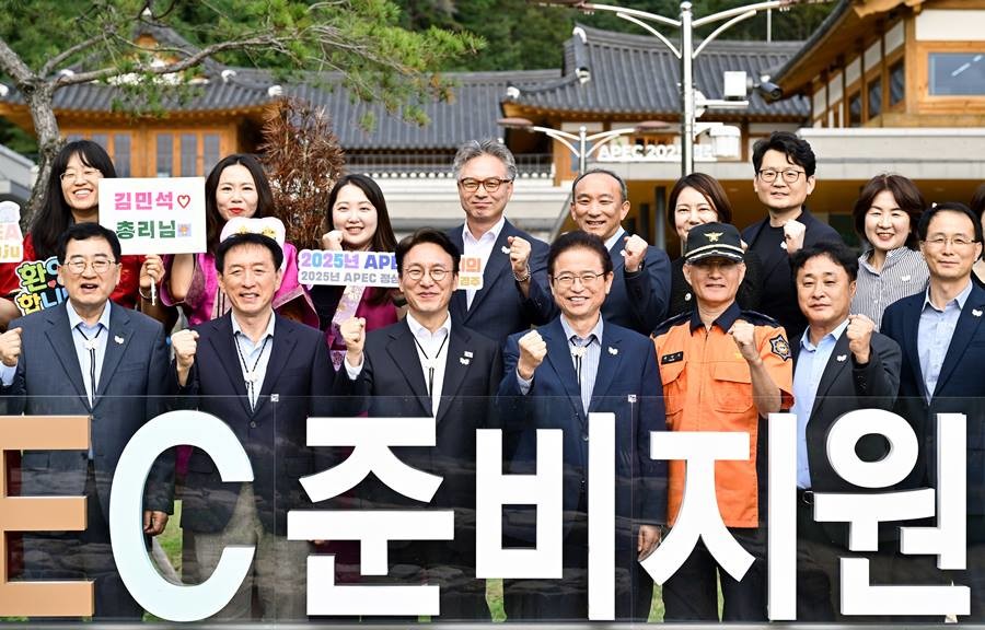 김민석 국무총리가 10일, APEC 현장점검을 위해 경주를 방문, 이철우 도지사 등과 함께 함께 행사 관련 시설을 점검하고, APEC 준비지원단, 경찰, 소방 공무원 등 근무 인력을 격려했다./이하 경북도