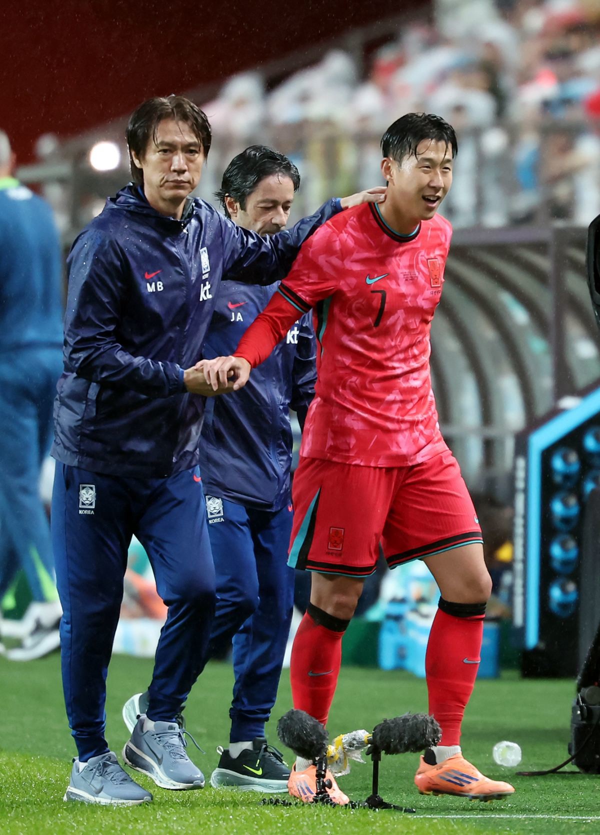대한민국 남자 축구 국가대표팀 홍명보 감독과 주장 손흥민. / 뉴스1