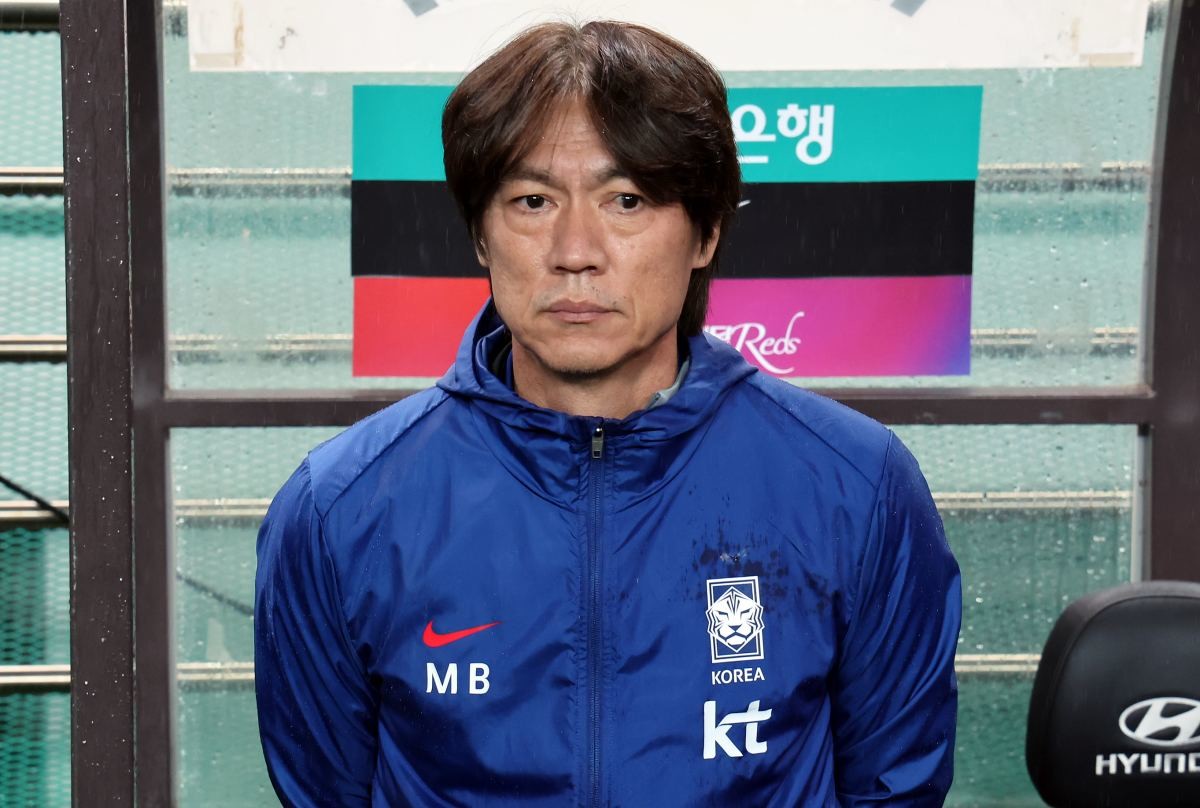그라운드 응시하는 홍명보 감독. / 뉴스1