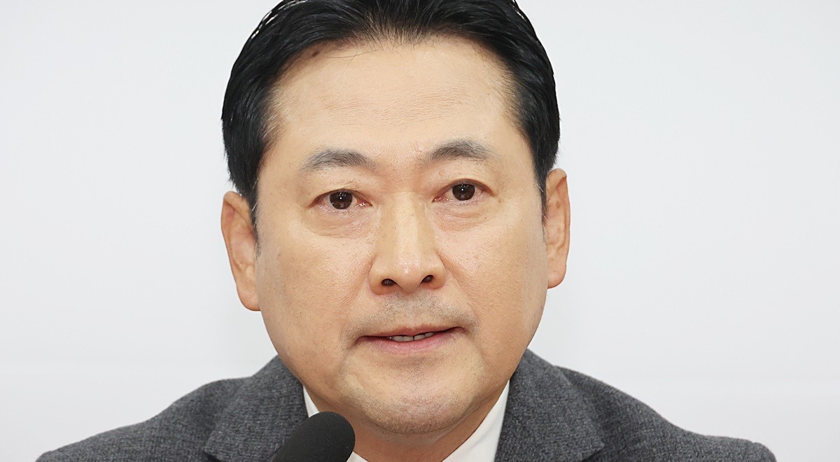 국민의힘 장동혁 대표가 10일 서울 여의도 국회에서 기자회견을 열고, 김건희 여사 관련 의혹을 수사 중인 민중기 특별검사팀에 조사받은 양평군 공무원이 자택에서 숨진 채 발견된 것과 관련해 특검 수사를 비판하고 있다. / 연합뉴스