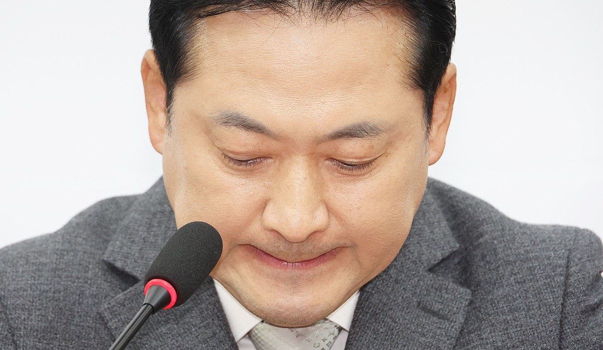 국민의힘 장동혁 대표가 10일 서울 여의도 국회에서 기자회견을 열고, 김건희 여사 관련 의혹을 수사 중인 민중기 특별검사팀에 조사받은 양평군 공무원이 자택에서 숨진 채 발견된 것과 관련해 특검 수사를 비판하고 있다. / 연합뉴스