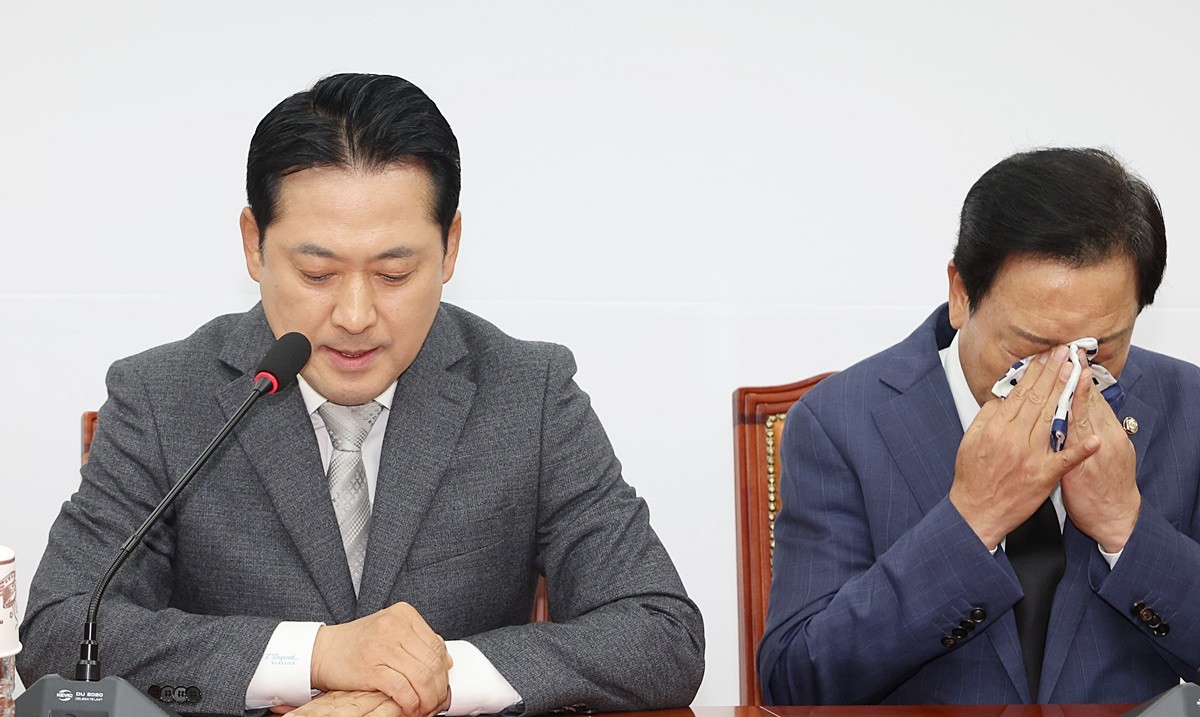 국민의힘 장동혁 대표가 10일 서울 여의도 국회에서 기자회견을 열고, 김건희 여사 관련 의혹을 수사 중인 민중기 특별검사팀에 조사받은 양평군 공무원이 자택에서 숨진 채 발견된 것과 관련해 특검 수사를 비판하고 있다. / 연합뉴스