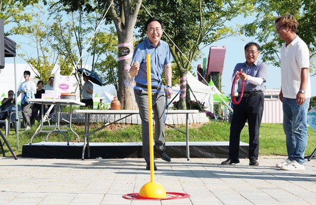 윤병태 시장이 주민들과 함께 공연과 놀이 프로그램을 즐기고 있다.