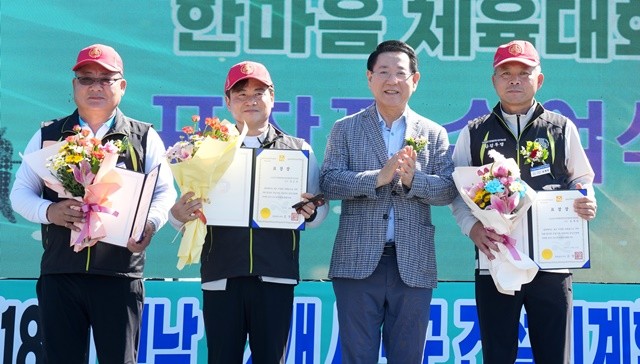 김영록 전라남도지사가 11일 해남 우슬체육공원에서 열린 ‘(사)건설기계개별연명사업자협의회 한마음 체육대회’에 참석해 유공자에게 표창장을 수여한 뒤 기념촬영을 하고 있다./전남도