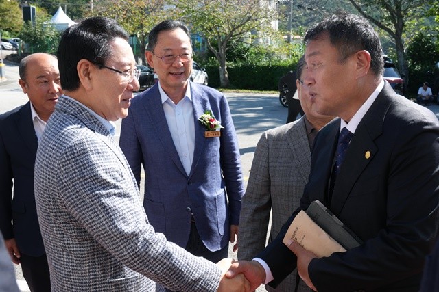 김영록 전라남도지사가 11일 해남 우슬체육공원에서 열린 ‘(사)건설기계개별연명사업자협의회 한마음 체육대회’에 참석해 회원들과 인사를 나누고 있다.