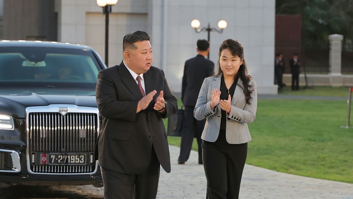 북한 노동당 기관지 노동신문이 지난해 10월 11일 '조선노동당 창건 79주년 경축공연이 10일 당 중앙간부학교에서 성대히 진행됐다'며 공연에 참석한 김정은 노동당 총비서와 딸 김주애의 사진을 보도했다. / 평양 노동신문-뉴스1