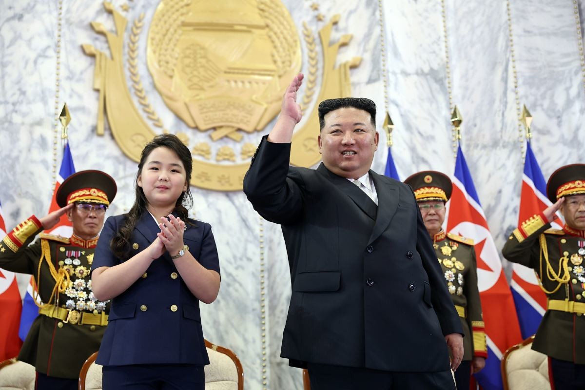 2023년 9월 8일 개최된 '정권수립 75주년' 열병식에서 김정은 노동당 총비서 옆에 나란히 선 딸 김주애. / 평양 노동신문-뉴스1